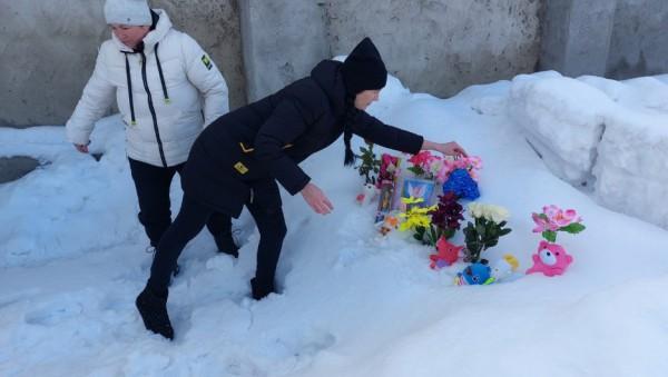 Односельчане погибшей девочки создали импровизированный мемориал на месте сожжения. Фоторепортаж altapress.ru