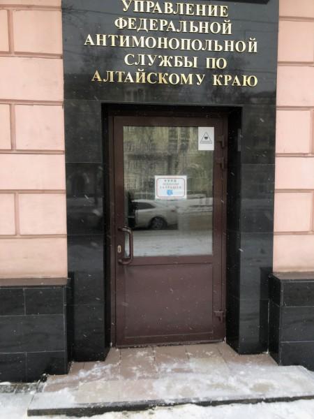 Федеральное ведомство обязали убрать кондиционеры с&nbsp;фасада знаменитого дома с&nbsp;аркой в&nbsp;Барнауле