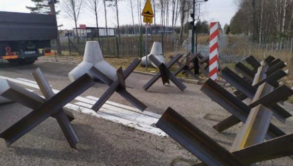 Польша устанавливает противотанковые ежи на границе с Россией и Белоруссией Польша устанавливает противотанковые ежи на границе с Россией и Белоруссией