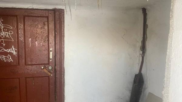 Замерзшая вода из протекшей батареи превратила барнаульский дом в страшный «дворец Снежной Королевы» Замерзшая вода из протекшей батареи превратила барнаульский дом в страшный «дворец Снежной Королевы»