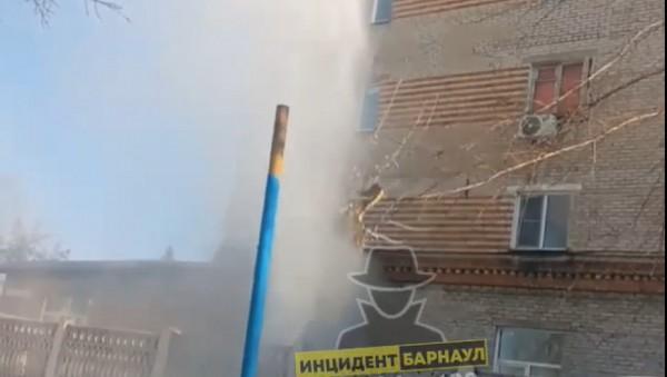 Коммунальный гейзер. Столб воды размером с&nbsp;5-этажку забил в&nbsp;Барнауле (обновлено)