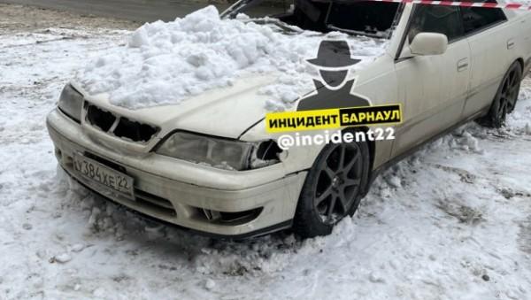 Лавина снега рухнула на припаркованную иномарку в центре Барнаула Лавина снега рухнула на припаркованную иномарку в центре Барнаула