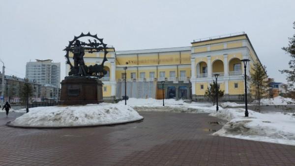 На здании Художественного музея в Барнауле установили вывеску На здании Художественного музея в Барнауле установили вывеску