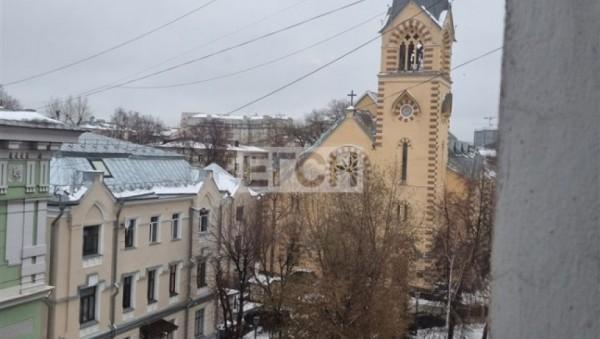 Квартиру в&nbsp;дореволюционном доме с&nbsp;видом на&nbsp;Собор Павла и&nbsp;Петра продают в&nbsp;Москве за&nbsp;38 млн рублей