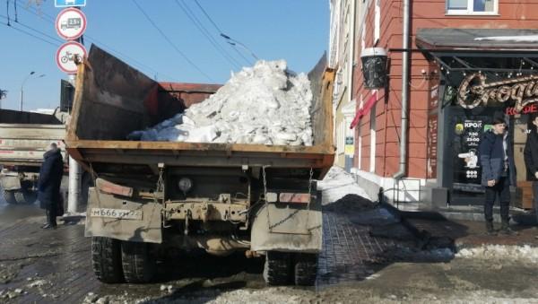 Грузовиками и ковшами. Как чистят тротуары от снега в Барнауле Грузовиками и ковшами. Как чистят тротуары от снега в Барнауле