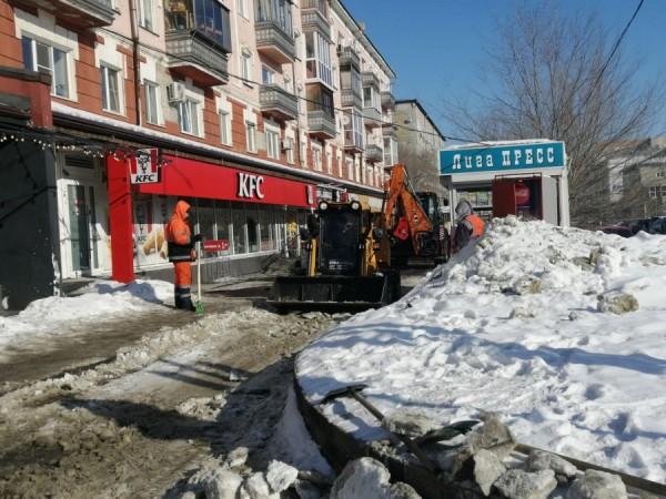 Грузовиками и ковшами. Как чистят тротуары от снега в Барнауле Грузовиками и ковшами. Как чистят тротуары от снега в Барнауле