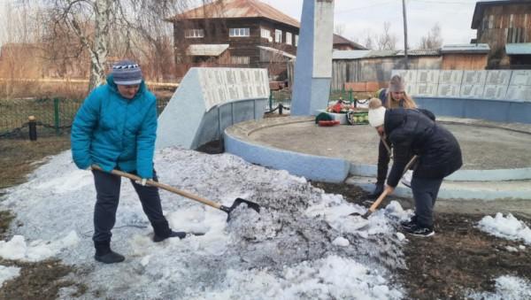 Несколько тысяч барнаульцев снова очистили улицы от снега и мусора Несколько тысяч барнаульцев снова очистили улицы от снега и мусора