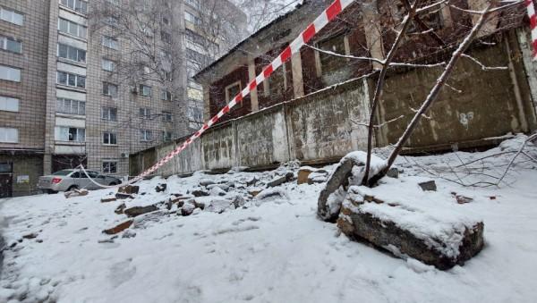 Шлакоблоки рухнули на&nbsp;автомобили около жилого дома в&nbsp;Барнауле