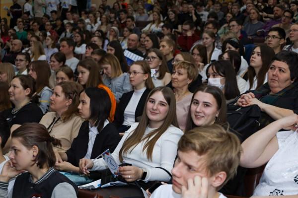 Объятия с удавом, каллиграфия и Скрудж Макдак. Как прошел День открытых дверей в АлтГУ Объятия с удавом, каллиграфия и Скрудж Макдак. Как прошел День открытых дверей в АлтГУ