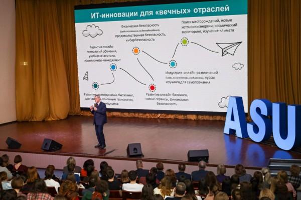 Объятия с удавом, каллиграфия и Скрудж Макдак. Как прошел День открытых дверей в АлтГУ Объятия с удавом, каллиграфия и Скрудж Макдак. Как прошел День открытых дверей в АлтГУ