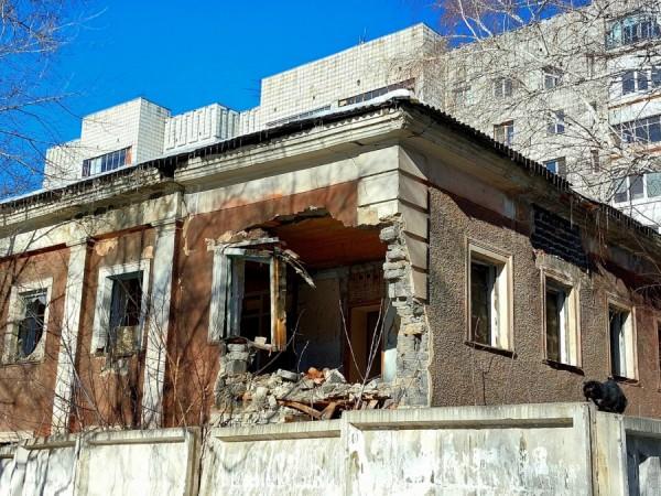 Читатели altapress.ru пожаловались на&nbsp;подрядчика, который снес половину крыши аварийного дома и&nbsp;на&nbsp;этом успокоился