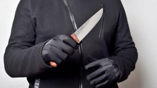 На Алтае одетые в балаклавы подростки пытались ограбить магазин, а потом угнали машину На Алтае одетые в балаклавы подростки пытались ограбить магазин, а потом угнали машину