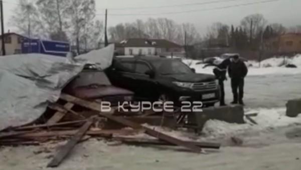 Четвертую за&nbsp;полдня крышу сорвало со&nbsp;здания в&nbsp;Алтайском крае&nbsp;&mdash; один человек выбрался из-под завалов