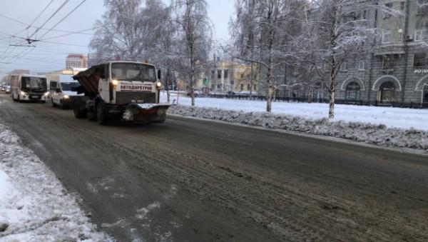 Барнаульские дорожники приступили к обработке скользких дорог и тротуаров Барнаульские дорожники приступили к обработке скользких дорог и тротуаров