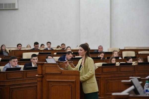 Законодательная машина. Председатель алтайского Молодежного парламента — о том, зачем ребята идут в политику, и могут ли они на что-то повлиять Законодательная машина. Председатель алтайского Молодежного парламента — о том, зачем ребята идут в политику, и могут ли они на что-то повлиять