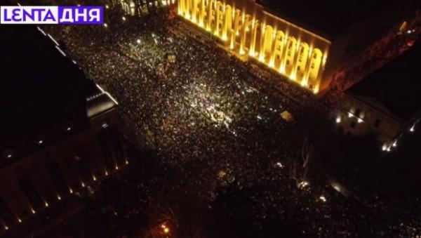 В Кремле обеспокоены волнениями в Грузии В Кремле обеспокоены волнениями в Грузии