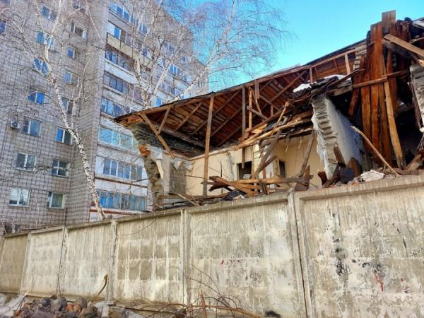 Читатели altapress.ru пожаловались на&nbsp;подрядчика, который снес половину крыши аварийного дома и&nbsp;на&nbsp;этом успокоился