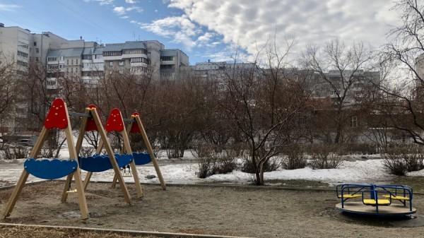 Свои и чужие. Барнаульскому ТСЖ разрешили не сносить шлагбаум, который и так разрушили вандалы Свои и чужие. Барнаульскому ТСЖ разрешили не сносить шлагбаум, который и так разрушили вандалы