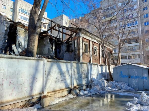 Читатели altapress.ru пожаловались на&nbsp;подрядчика, который снес половину крыши аварийного дома и&nbsp;на&nbsp;этом успокоился