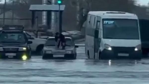 Обстановка в Бийске: город продолжает тонуть в лужах, несмотря на минусовую температуру Обстановка в Бийске: город продолжает тонуть в лужах, несмотря на минусовую температуру