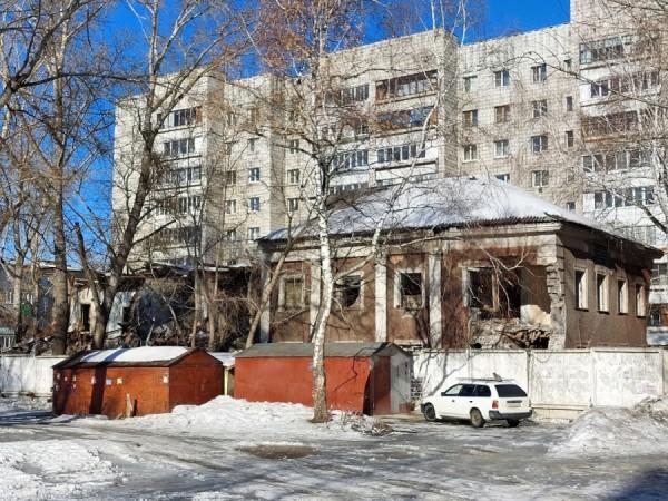 Читатели altapress.ru пожаловались на&nbsp;подрядчика, который снес половину крыши аварийного дома и&nbsp;на&nbsp;этом успокоился