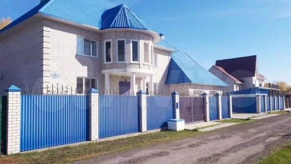 Что за шикарный дом для вечеринок всех цветов радуги сдают за 22 тыс. рублей в сутки в Барнауле