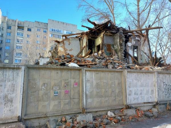 Читатели altapress.ru пожаловались на&nbsp;подрядчика, который снес половину крыши аварийного дома и&nbsp;на&nbsp;этом успокоился