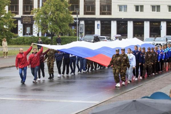 Взвейтесь да развейтесь. За один российский флаг из барнаульского бюджета готовы платить больше 15 тыс. рублей Взвейтесь да развейтесь. За один российский флаг из барнаульского бюджета готовы платить больше 15 тыс. рублей
