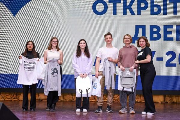 Объятия с удавом, каллиграфия и Скрудж Макдак. Как прошел День открытых дверей в АлтГУ Объятия с удавом, каллиграфия и Скрудж Макдак. Как прошел День открытых дверей в АлтГУ