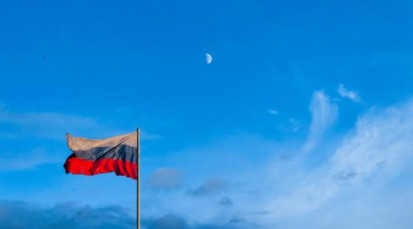 Взвейтесь да развейтесь. За один российский флаг из барнаульского бюджета готовы платить больше 15 тыс. рублей Взвейтесь да развейтесь. За один российский флаг из барнаульского бюджета готовы платить больше 15 тыс. рублей