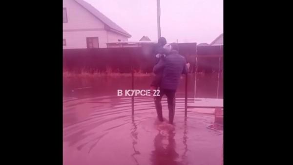 Дома алтайского поселка утонули в талых водах Дома алтайского поселка утонули в талых водах