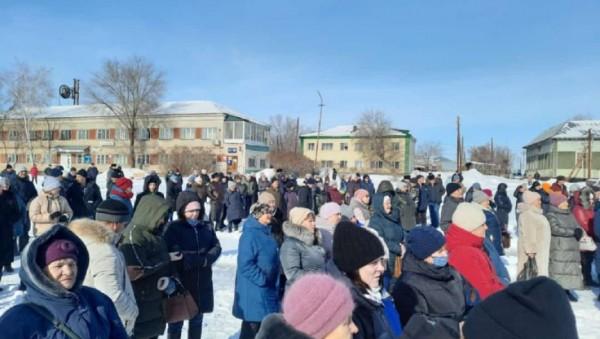 Жители Волчихи, где погиб ребенок, устроили митинг из-за нерешенных проблем с медициной Жители Волчихи, где погиб ребенок, устроили митинг из-за нерешенных проблем с медициной