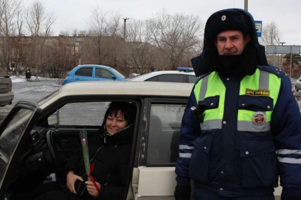 Четыре года подряд сотрудники Славгородской Госавтоинспекции 8 марта поздравляют женщин с Международным женским днём