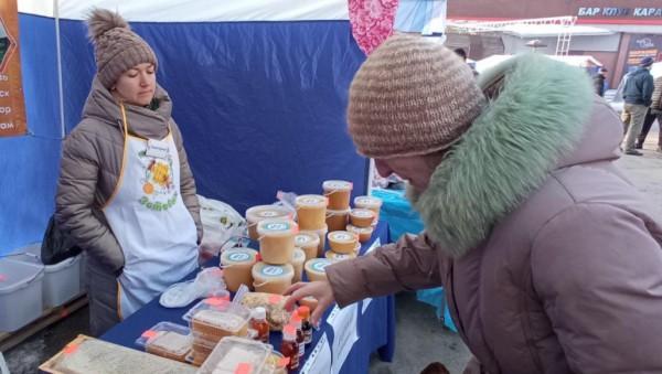 Субботняя продуктовая ярмарка пользуется успехом в Барнауле Субботняя продуктовая ярмарка пользуется успехом в Барнауле