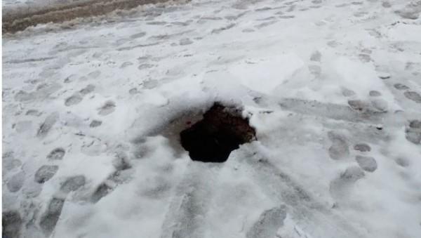 Глубокий «портал» под землю появился в алтайском городе Глубокий «портал» под землю появился в алтайском городе