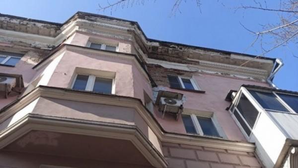 Жители Барнаула показали аварийный фасад здания на&nbsp;пр. Ленина