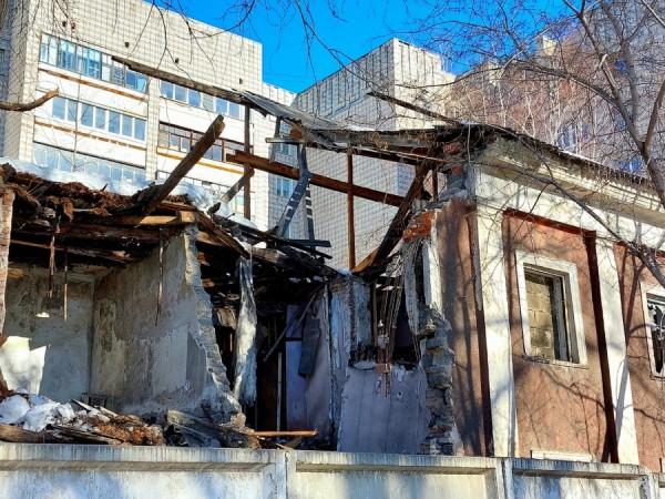 Читатели altapress.ru пожаловались на&nbsp;подрядчика, который снес половину крыши аварийного дома и&nbsp;на&nbsp;этом успокоился