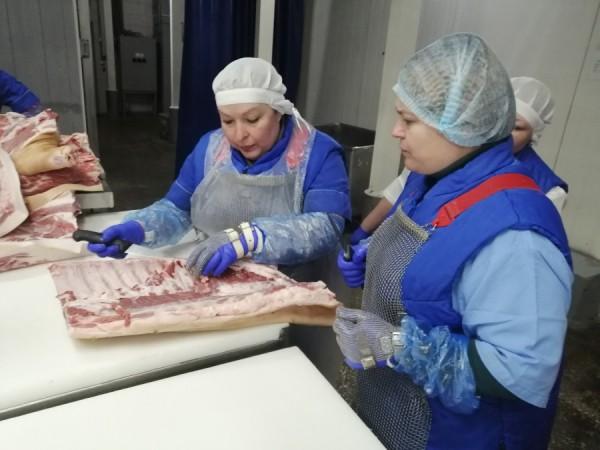 Все «в дело». Как на алтайском производстве разделывают свиней и что при этом получается Все «в дело». Как на алтайском производстве разделывают свиней и что при этом получается