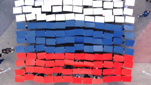 Взвейтесь да развейтесь. За один российский флаг из барнаульского бюджета готовы платить больше 15 тыс. рублей Взвейтесь да развейтесь. За один российский флаг из барнаульского бюджета готовы платить больше 15 тыс. рублей