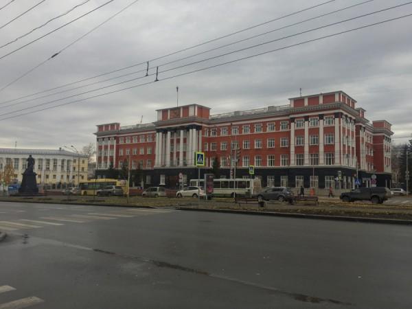 Взвейтесь да развейтесь. За один российский флаг из барнаульского бюджета готовы платить больше 15 тыс. рублей Взвейтесь да развейтесь. За один российский флаг из барнаульского бюджета готовы платить больше 15 тыс. рублей