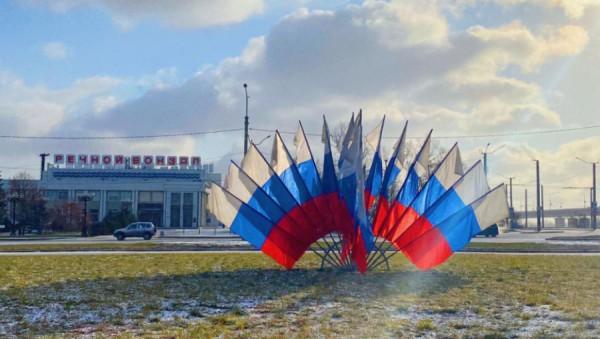Взвейтесь да развейтесь. За один российский флаг из барнаульского бюджета готовы платить больше 15 тыс. рублей Взвейтесь да развейтесь. За один российский флаг из барнаульского бюджета готовы платить больше 15 тыс. рублей