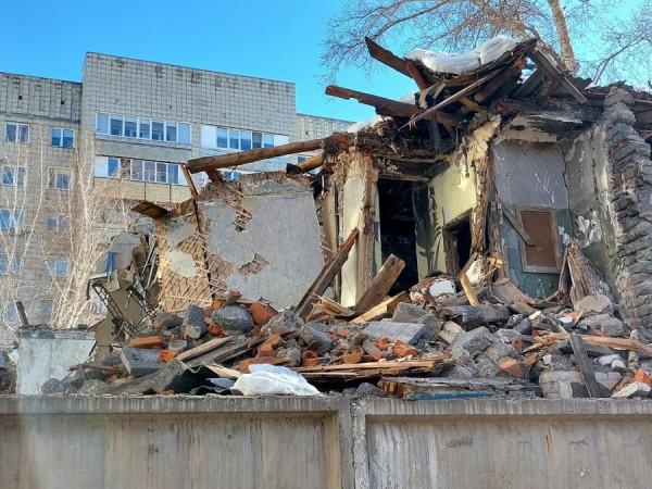 Читатели altapress.ru пожаловались на&nbsp;подрядчика, который снес половину крыши аварийного дома и&nbsp;на&nbsp;этом успокоился