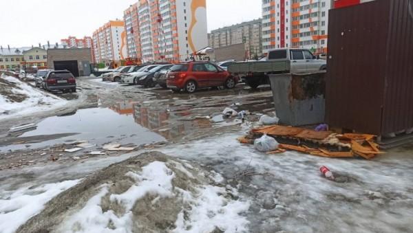 Жители барнаульского квартала недовольны &laquo;мусорным шоу&raquo;, которое происходит у&nbsp;них во&nbsp;дворах
