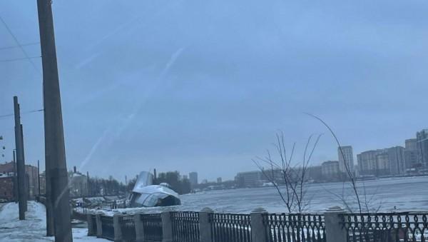 Плавучий ресторан в Санкт-Петербурге опрокинулся и наполовину ушел в воду Плавучий ресторан в Санкт-Петербурге опрокинулся и наполовину ушел в воду