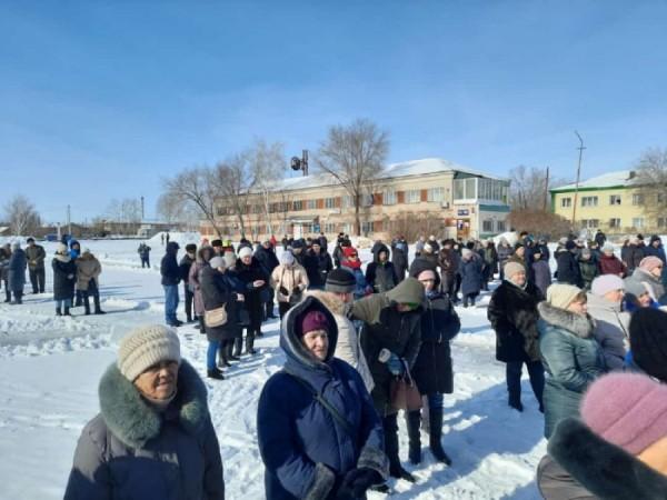 Жители Волчихи, где погиб ребенок, устроили митинг из-за нерешенных проблем с медициной Жители Волчихи, где погиб ребенок, устроили митинг из-за нерешенных проблем с медициной