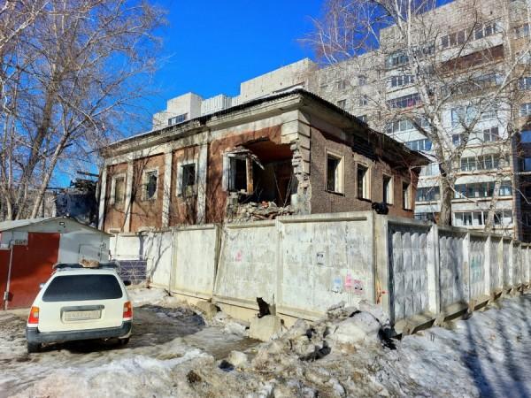 Читатели altapress.ru пожаловались на&nbsp;подрядчика, который снес половину крыши аварийного дома и&nbsp;на&nbsp;этом успокоился