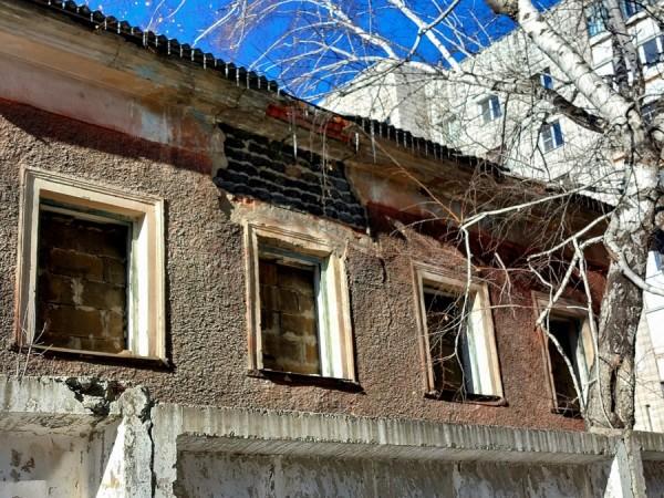 Читатели altapress.ru пожаловались на&nbsp;подрядчика, который снес половину крыши аварийного дома и&nbsp;на&nbsp;этом успокоился