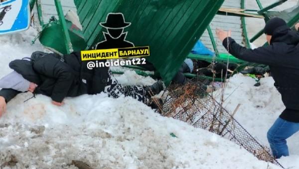 Автомобиль на&nbsp;полной скорости врезался в&nbsp;остановку, погиб человек. Подробности