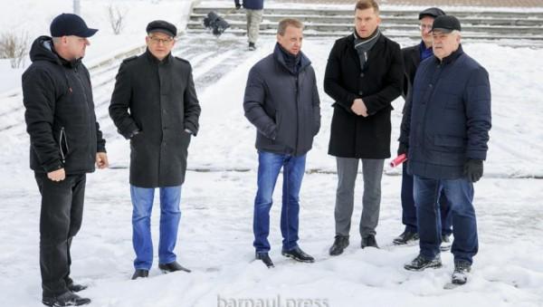 Власти Барнаула собрали выездное совещание на&nbsp;заснеженной площади Победы
