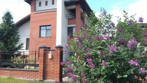 Уютный домик, спрятанный в&nbsp;кустах сирени, продают за&nbsp;29,9 млн рублей в&nbsp;Алтайском крае